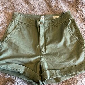GAP Women's Cargo Shorts in Olive
